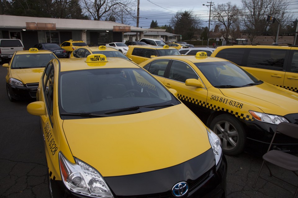 Желтая такси телефон. Пежо 408 такси желтое. Желтое такси. Желтые номера такси. Гос номер такси желтый.